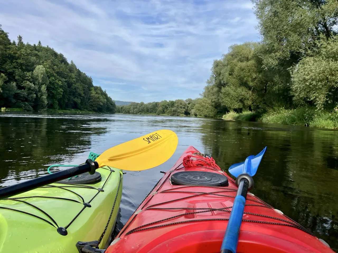 dwa kajaki na rzece złączone dziobami